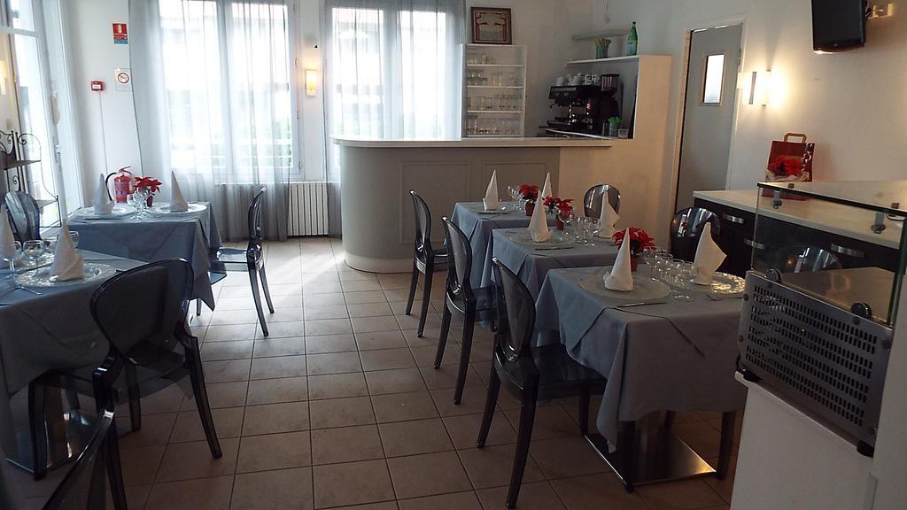 Hotel Le Coin Fleuri Digne-les-Bains Esterno foto